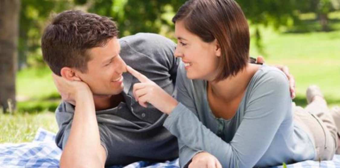 Merayu dan Memberikan Gombalan Adalah Cara Bermanja Dengan Suami Paling Mudah